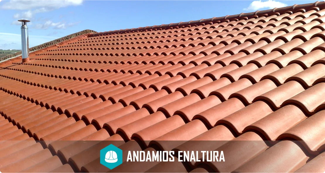 Cómo cambiar las tejas rotas de un techo